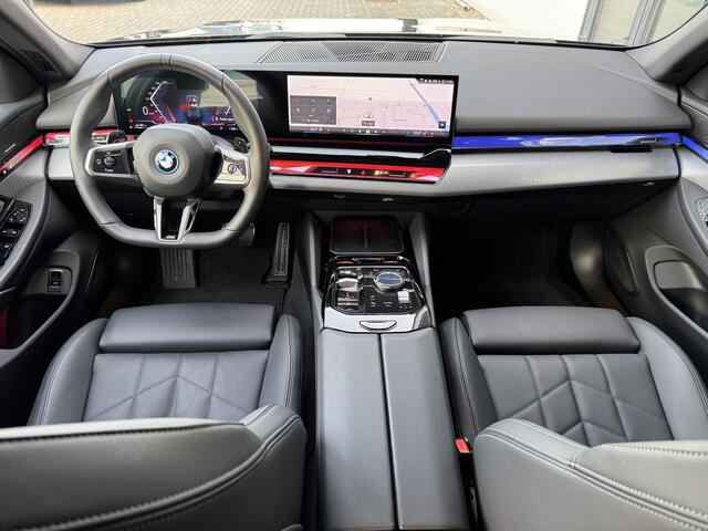 BMW 5-SERIE Touring 530e xDrive 4 WD M sport verwarmd stuur, Trekhaak , Harman Kardon, leer, Alarm, etc