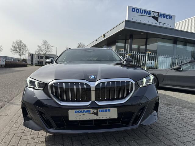 BMW 5-SERIE Touring 530e xDrive 4 WD M sport verwarmd stuur, Trekhaak , Harman Kardon, leer, Alarm, etc