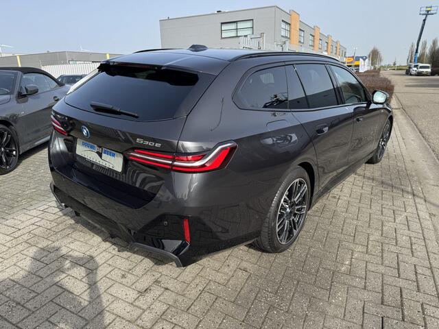 BMW 5-SERIE Touring 530e xDrive 4 WD M sport verwarmd stuur, Trekhaak , Harman Kardon, leer, Alarm, etc