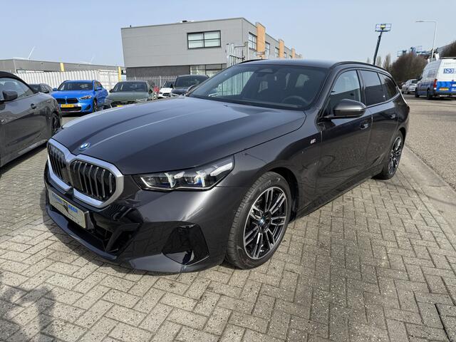 BMW 5-SERIE Touring 530e xDrive 4 WD M sport verwarmd stuur, Trekhaak , Harman Kardon, leer, Alarm, etc