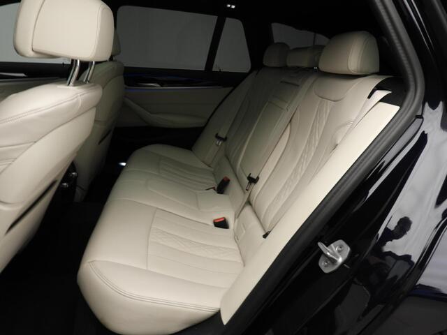 BMW 5-SERIE Touring 530e xDrive | M-sportpakket | Laserlicht | Leder | HUD | Trekhaak | Schuifdak | Keyles go | DAB | Hifi speakers | Alu 19 inch