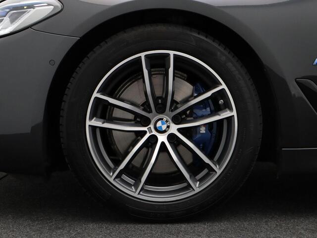 BMW 5-SERIE Sedan 530i High Executive | M Sportpakket | Head-Up Display | Comfortstoelen | Schuifdak |