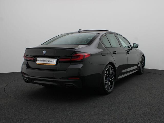 BMW 5-SERIE Sedan 545e xDrive M Sportpakket | Comfortstoelen | Schuifdak | Head-Up Display | 20"