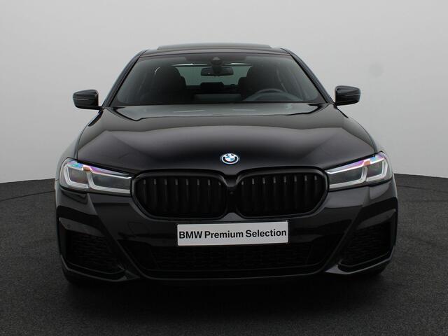 BMW 5-SERIE Sedan 545e xDrive M Sportpakket | Comfortstoelen | Schuifdak | Head-Up Display | 20"