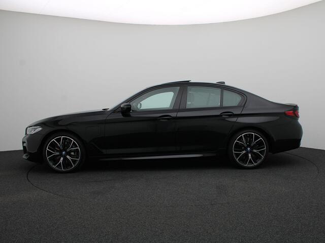 BMW 5-SERIE Sedan 545e xDrive M Sportpakket | Comfortstoelen | Schuifdak | Head-Up Display | 20"