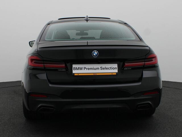 BMW 5-SERIE Sedan 545e xDrive M Sportpakket | Comfortstoelen | Schuifdak | Head-Up Display | 20"