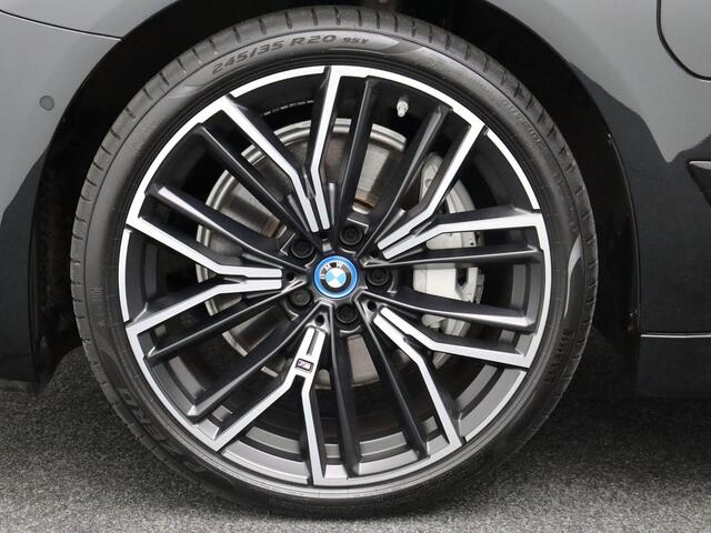 BMW 5-SERIE Sedan 545e xDrive M Sportpakket | Comfortstoelen | Schuifdak | Head-Up Display | 20"