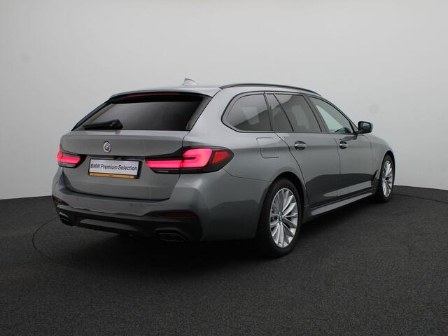 BMW 5-SERIE Touring 530e M Sportpakket Pro | Panoramadak | Comfortstoelen | Driving Assistant | Head-Up Display | Harman/Kardon | 19"