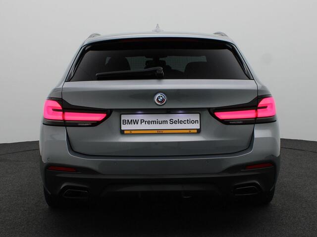 BMW 5-SERIE Touring 530e M Sportpakket Pro | Panoramadak | Comfortstoelen | Driving Assistant | Head-Up Display | Harman/Kardon | 19"