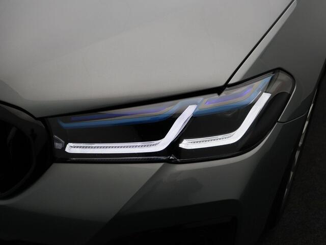 BMW 5-SERIE Touring 530e M Sportpakket Pro | Panoramadak | Comfortstoelen | Driving Assistant | Head-Up Display | Harman/Kardon | 19"