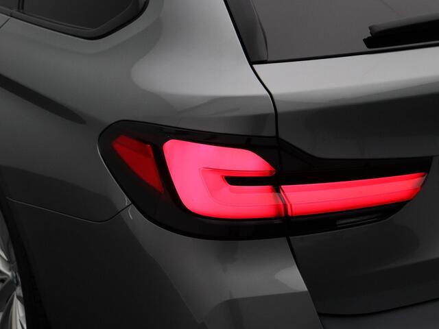 BMW 5-SERIE Touring 530e M Sportpakket Pro | Panoramadak | Comfortstoelen | Driving Assistant | Head-Up Display | Harman/Kardon | 19"