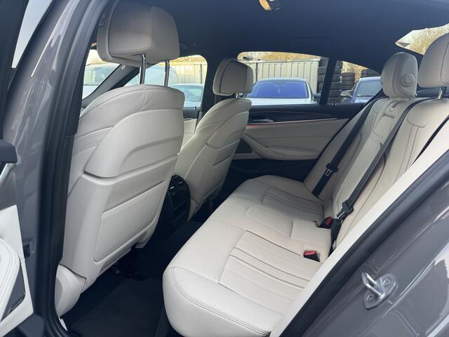 BMW 5-SERIE 530e High Exe. M Sport / Camera / Head-up / Leder / 20'' / Harman Kardon / Navigatie / Dodehoek / DAB / Cruise Control
