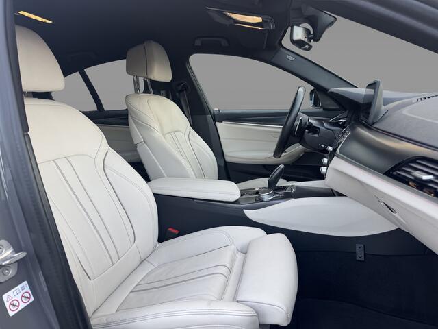 BMW 5-SERIE 530e High Exe. M Sport / Camera / Head-up / Leder / 20'' / Harman Kardon / Navigatie / Dodehoek / DAB / Cruise Control