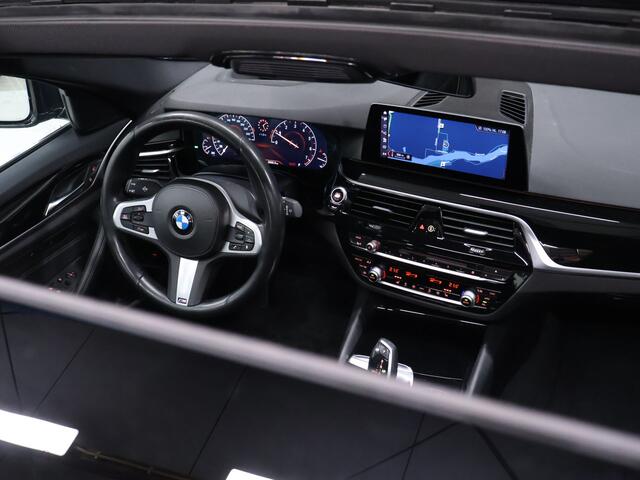 BMW 5-SERIE Touring 520i M Sport [SCHUIFKANTELDAK, CRUISE CONTROL, BLUETOOTH TELEFOON, HUD, ACHTERUITRIJCAMERA, PDC V+A, STOELVERWARMING, BMW ADAPTIVE LED, NIEUWSTAAT]