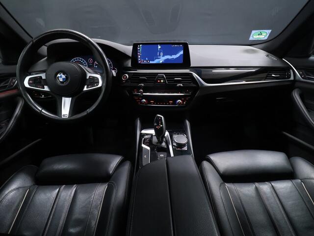 BMW 5-SERIE Touring 520i M Sport [SCHUIFKANTELDAK, CRUISE CONTROL, BLUETOOTH TELEFOON, HUD, ACHTERUITRIJCAMERA, PDC V+A, STOELVERWARMING, BMW ADAPTIVE LED, NIEUWSTAAT]