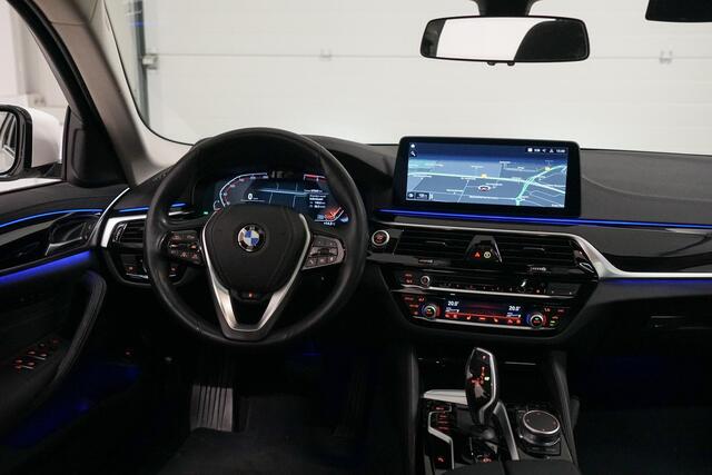BMW 5-SERIE Touring 530i Panoramadak | Laser | Head Up | Elektr. Trekhaak
