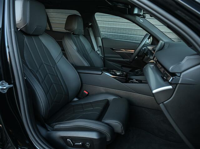 BMW 5-SERIE Touring 530e Xdrive 300pk M Sport | Shadowline | Comfort access | Bowers&Wilkins | Iconic grill | Active cruise | 360 camera | Ambiance | El. trekhaak