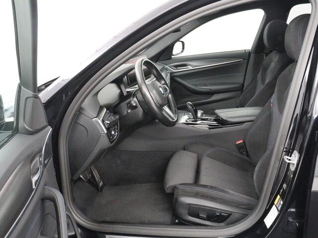 BMW 5-SERIE 530e M Sport | Panoramadak | Adaptive cruise | Stoelverwarming | Trekhaak | Alcantara | Head-Up | Camera | Carplay | Sfeerverlichting | Navigatie | Stuurverwarming | PHEV | Plug In