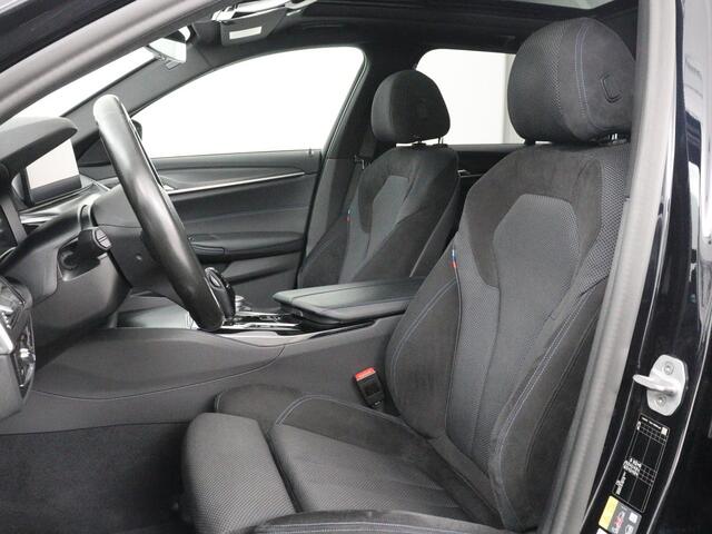 BMW 5-SERIE 530e M Sport | Panoramadak | Adaptive cruise | Stoelverwarming | Trekhaak | Alcantara | Head-Up | Camera | Carplay | Sfeerverlichting | Navigatie | Stuurverwarming | PHEV | Plug In