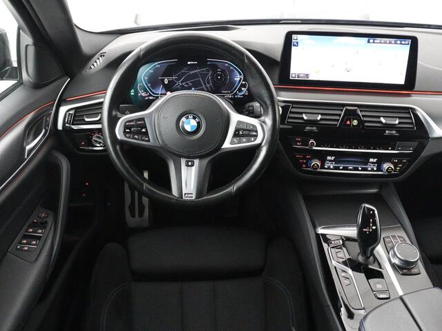 BMW 5-SERIE 530e M Sport | Panoramadak | Adaptive cruise | Stoelverwarming | Trekhaak | Alcantara | Head-Up | Camera | Carplay | Sfeerverlichting | Navigatie | Stuurverwarming | PHEV | Plug In