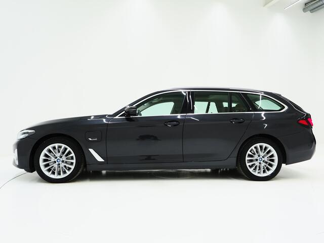 BMW 5-SERIE Touring 530e xDrive | Panoramadak | Leder | Sfeerlicht | Carplay | Camera | Stoelverwarming