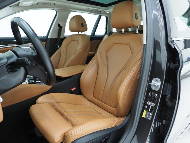 BMW 5-SERIE Touring 530e xDrive | Panoramadak | Leder | Sfeerlicht | Carplay | Camera | Stoelverwarming