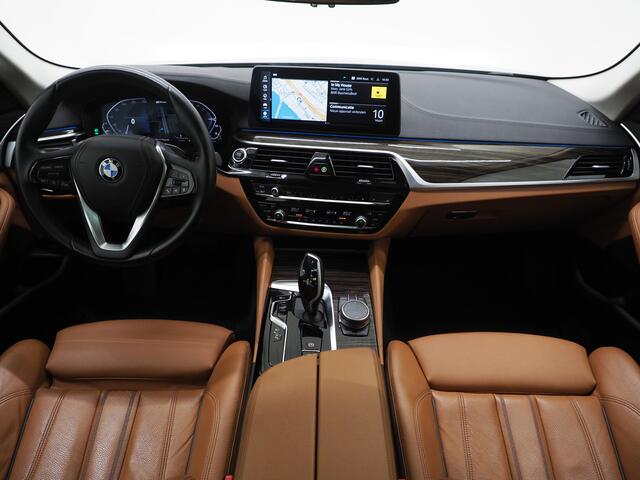 BMW 5-SERIE Touring 530e xDrive | Panoramadak | Leder | Sfeerlicht | Carplay | Camera | Stoelverwarming