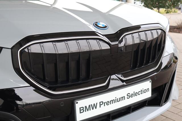 BMW 5-SERIE Sedan 530e | M Sportpakket Pro | Driving Assistant Professional | Stuurverwarming