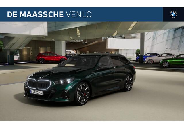 BMW 5-SERIE Touring 530e M Sport Automaat / Panoramadak / Trekhaak / Bowers & Wilkins / M Multifunctionele Stoelen / Comfort Access / Parking Assistant Plus