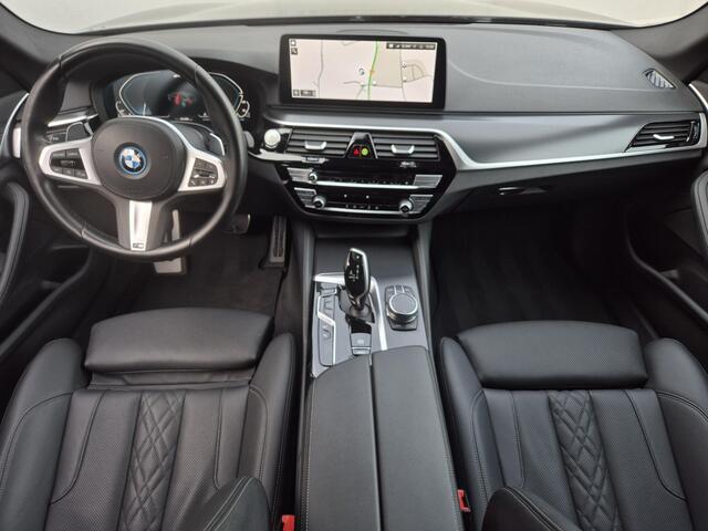 BMW 5-SERIE Touring 530e xDrive Business Edition Plus M-Sport / Accu SOH 98% / Drie fase laden / Apple Carplay Android Auto / Trekgewicht 2000 kg / Elektrische achterklep / Achteruitrijcamera / Cruise control / Keyless Entry/Start / Climate control /