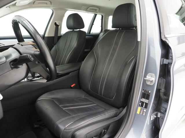 BMW 5-SERIE Touring 520e Business Edition Plus | Camera | Leder | Sfeerlicht | Dodehoek | Stoelverwarming | Virtual | Carplay