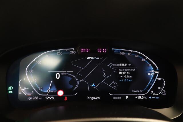 BMW 5-SERIE Touring 530e Business Edition Plus | M-Sport | Panoramadak | Camera | 19"Lichtmetaal | Facelift |