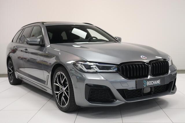 BMW 5-SERIE Touring 530e Business Edition Plus | M-Sport | Panoramadak | Camera | 19"Lichtmetaal | Facelift |