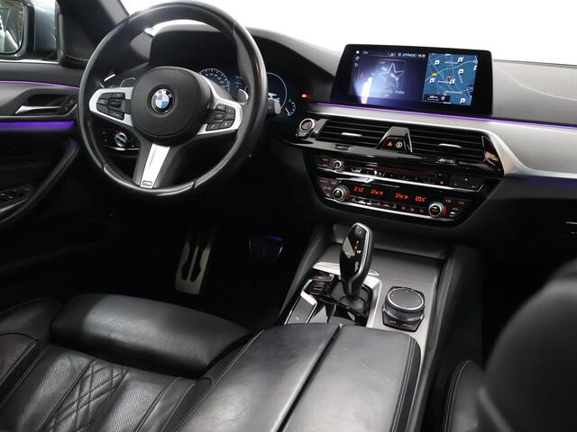 BMW 5-SERIE Touring 520i High Executive Edition | M-Pakket | Exclusief Lederen Bekleding | HUD | Panoramadak | Harman/Kardon | Ele. verstelbare stoelen + Geheugen | Camera | Sfeerverlichting | Trekhaak |