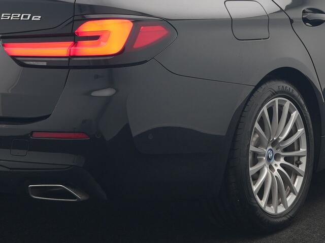 BMW 5-SERIE Touring 520e Business Edition Plus PHEV 204pk Dealer O.H. | Head Up | Camera | Lederen Comfortstoelen Memory & Ventilatie | Apple Carplay | Blis | Virtual | Stoelverwarming | Navigatie | DAB | Plug In Hybrid |