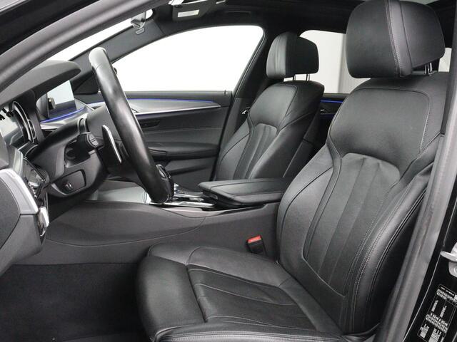 BMW 5-SERIE 520i M Sport | Panoramadak | Stoelventilatie | Head-Up | 360 Camera | Leder | Adaptief LED | Memory | Carplay | Sfeerverlichting | Achterbankverwarming | Navigatie | Stuurverwarming