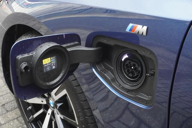 BMW 5-SERIE 530e M Sportpakket | Comfort Pack | Glazen panoramadak | Harman-Kardon sound system | Trekhaak met elektrisch wegklapbare kogel | Driving Assistant Plus