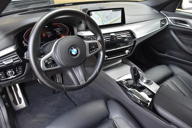 BMW 5-SERIE Touring 520i High Executive Edition * M-Pakket *Comfortstoelen * 20'Lm * Head-up *