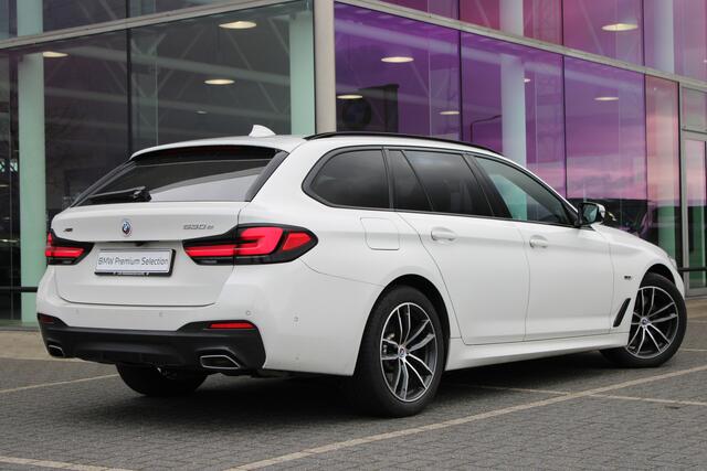 BMW 5-SERIE Touring 530e xDrive M Sport Automaat / Panoramadak / Trekhaak / Laserlight / Sportstoelen / Head-Up / Parking Assistant Plus / Comfort Access