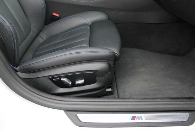 BMW 5-SERIE Touring 530e xDrive M Sport Automaat / Panoramadak / Trekhaak / Laserlight / Sportstoelen / Head-Up / Parking Assistant Plus / Comfort Access