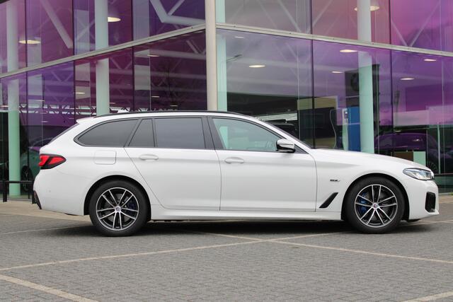 BMW 5-SERIE Touring 530e xDrive M Sport Automaat / Panoramadak / Trekhaak / Laserlight / Sportstoelen / Head-Up / Parking Assistant Plus / Comfort Access