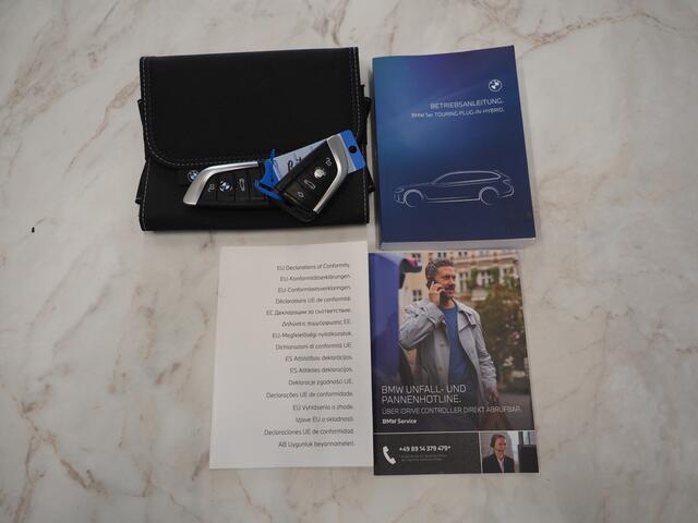 BMW 5-SERIE Touring 530e xDrive | Leder | Trekhaak | Camera | Adaptive Cruise | Stoelverwarming | DAB | Carplay