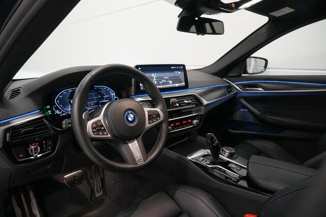BMW 5-SERIE Touring 530e xDrive M-Sport | Panoramadak | M-Stoelen | CoPilot | Harman Kardon
