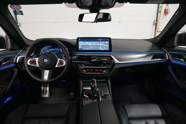 BMW 5-SERIE Touring 530e xDrive M-Sport | Panoramadak | M-Stoelen | CoPilot | Harman Kardon
