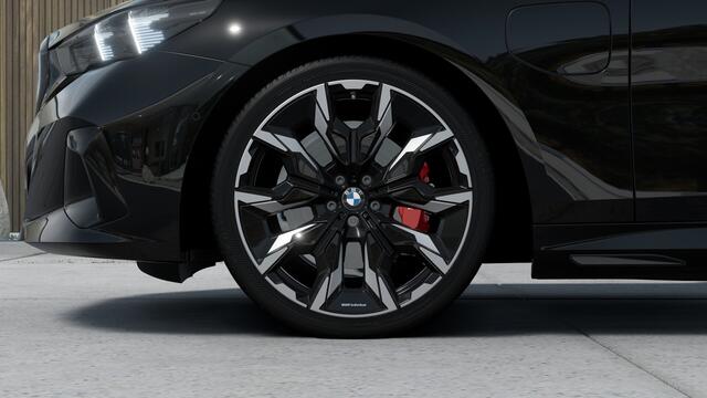 BMW 5-SERIE Touring 530e M Sport Automaat / Panoramadak / Trekhaak / Bowers & Wilkins / Parking Assistant Plus / Adaptieve LED / Comfortstoelen / Stuurverwarming