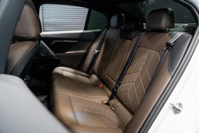 BMW 5-SERIE 550e xDrive *M-Sport Pro / Bowers & Wilkins / Panorama / Stoelventilatie / HUD / Surround-view / Keyless*