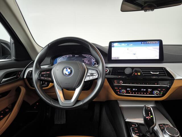 BMW 5-SERIE Touring 530e xDrive Business Edition Plus | Navigatie | Panoramadak | Leder | Stoelverwarming |