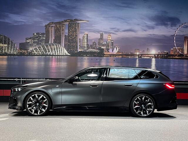 BMW 5-SERIE Touring 530e M Sport PRO FrozenBlack|HUD|360|Panorama|Trekhaak|BTW