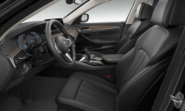 BMW 5-SERIE Touring 530e xDrive Trekhaak - Comfortstoelen - Driving Assistant Professional - Head up - BMW Laserlight - Hifi - Stoelventilatie - Active Protection - Comfort Access -High Beam Assistant - Getinte ruiten -