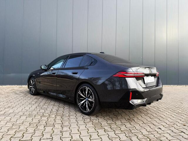 BMW 5-SERIE 550e xDrive pano / B&W / trekhaak / Iconic glow